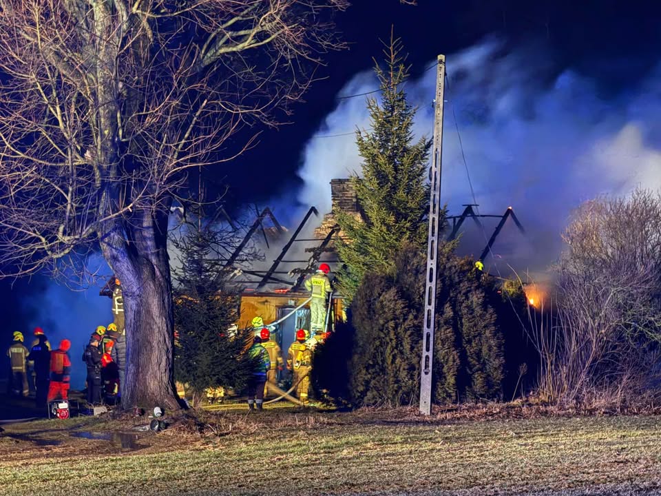 Dom stanął w płomieniach, trwa akcja gaśnicza. Jedna osoba spłonęła w budynku (zdjęcia)