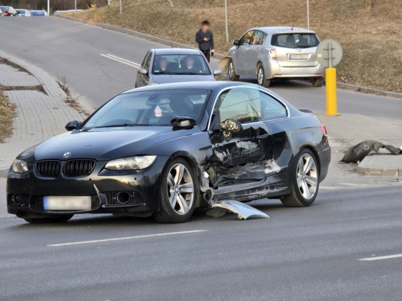 Skręcał w lewo, wjechał w bok BMW. Jedna osoba została poszkodowana, są utrudnienia w ruchu (zdjęcia)