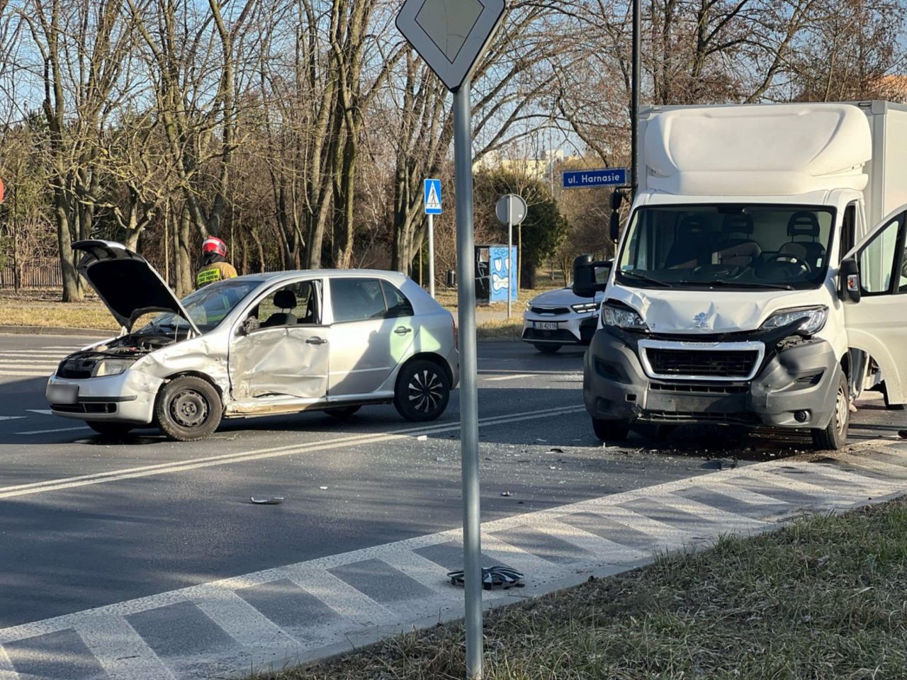 Zderzenie skody z dostawczym peugeotem. Wszystko przez nieuwagę jednego z kierowców (zdjęcia)