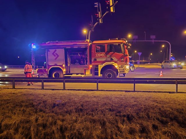 Owocowe odpady na drodze wojewódzkiej. Konieczne było wyłączenie dwóch pasów jezdni (zdjęcia)