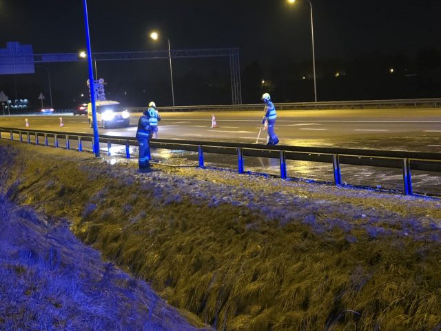 Owocowe odpady na drodze wojewódzkiej. Konieczne było wyłączenie dwóch pasów jezdni (zdjęcia)