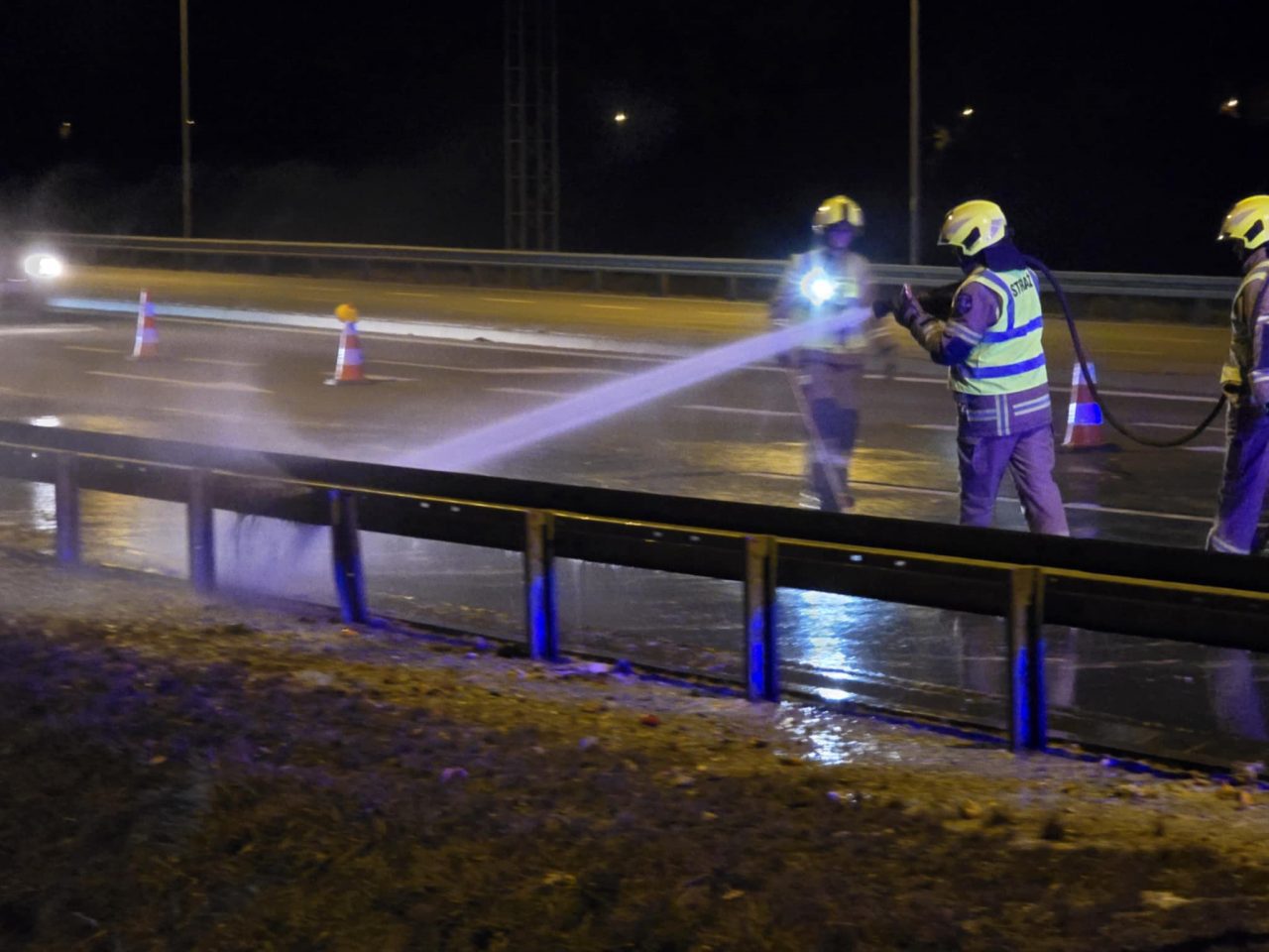 Owocowe odpady na drodze wojewódzkiej. Konieczne było wyłączenie dwóch pasów jezdni (zdjęcia)