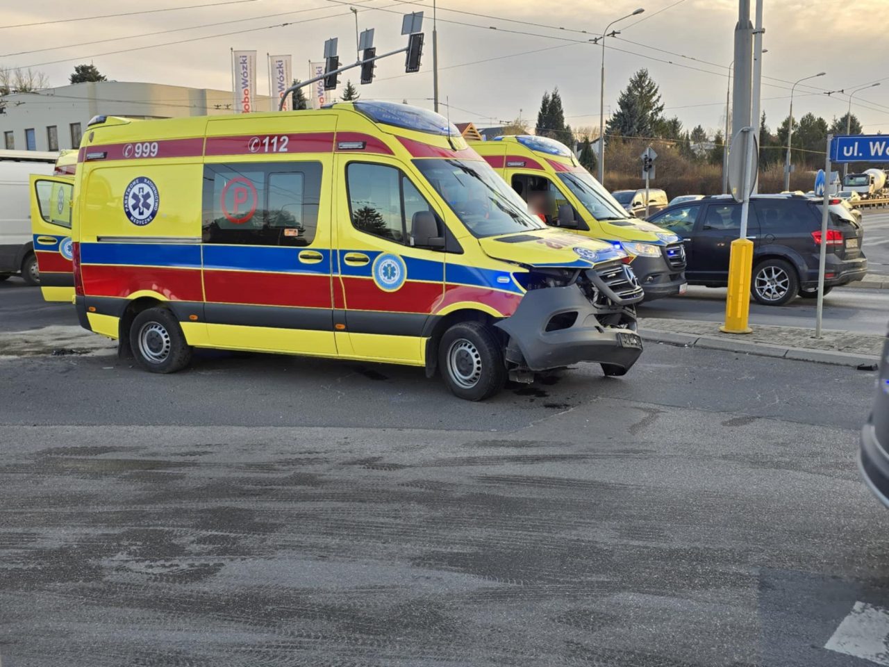 Zderzenie karetki pogotowia ratunkowego z taksówką. Część miasta jest kompletnie zakorkowana (zdjęcia)