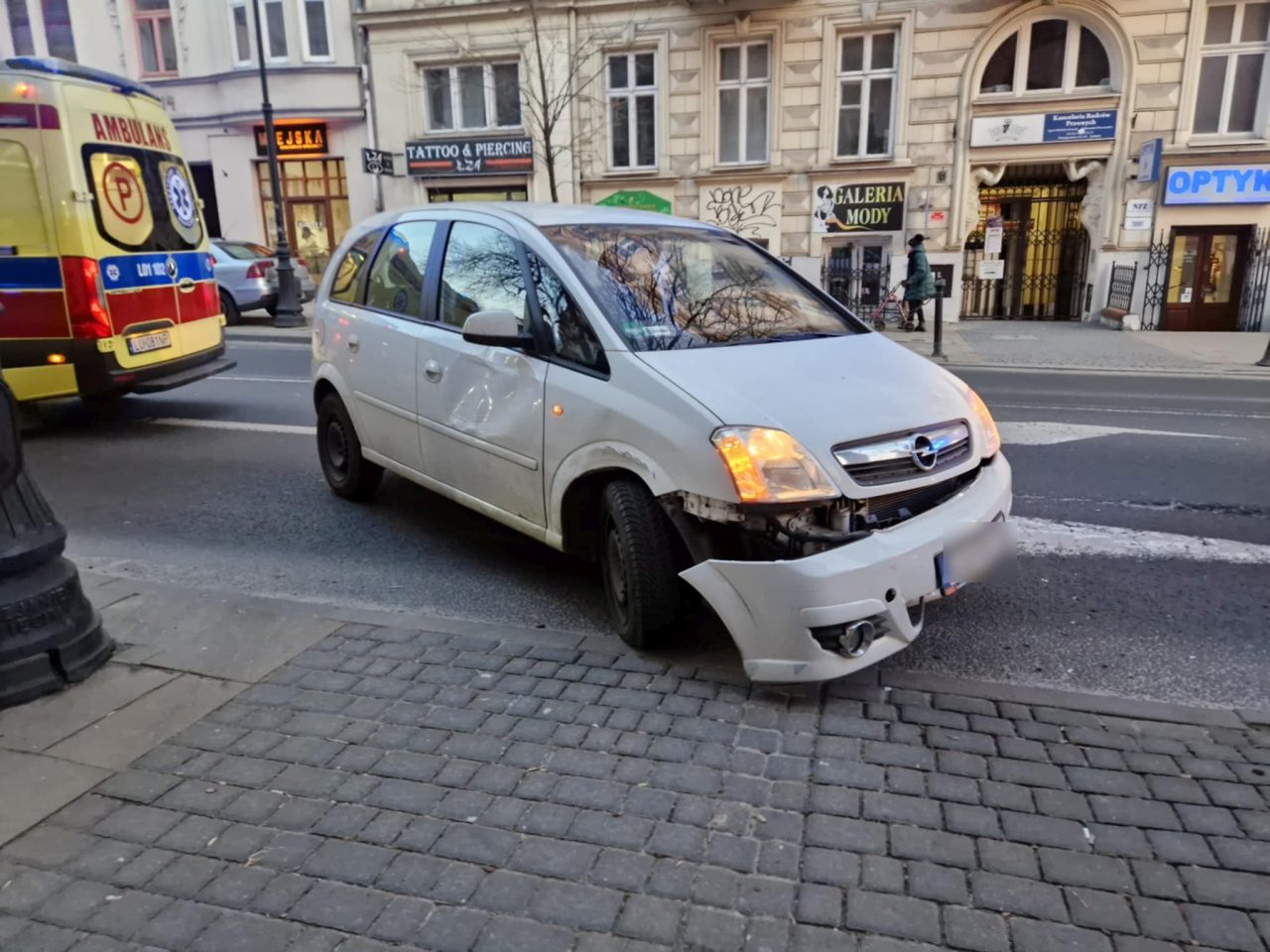 Ona skręcała w prawo, on sądził, że pojedzie w lewo. Zderzenie motocykla z oplem w centrum Lublina (zdjęcia)