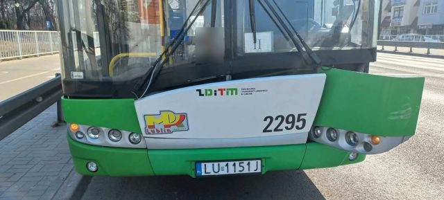 Chciał się wcisnąć przed autobus. Doprowadził do zderzenia z pojazdem komunikacji miejskiej (zdjęcia)