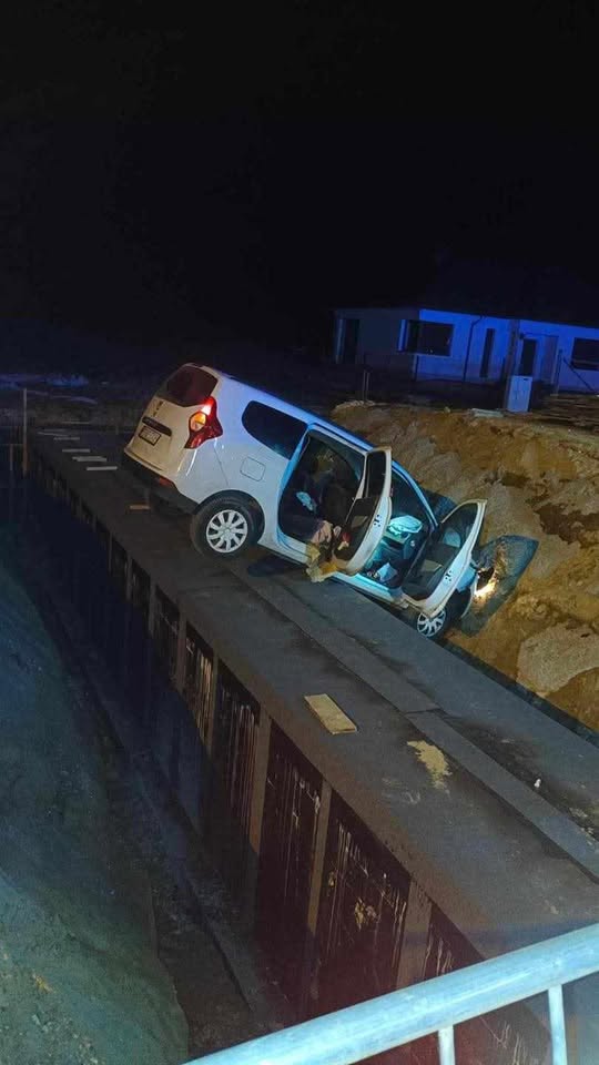 Dacia wypadła z drogi, zatrzymała się w wykopie. Pijany 29-latek zapewniał, że autem kierował „jakiś Ukrainiec” (foto)