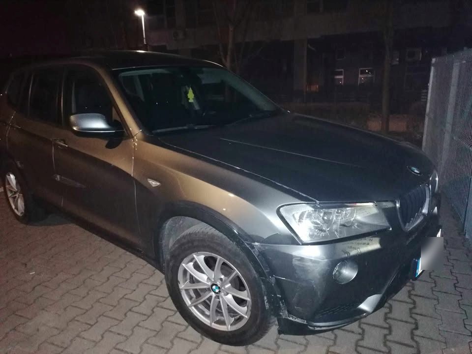 Na parkingu wjechała w zaparkowane samochody. Zostawiła BMW i oddaliła się pieszo (foto)