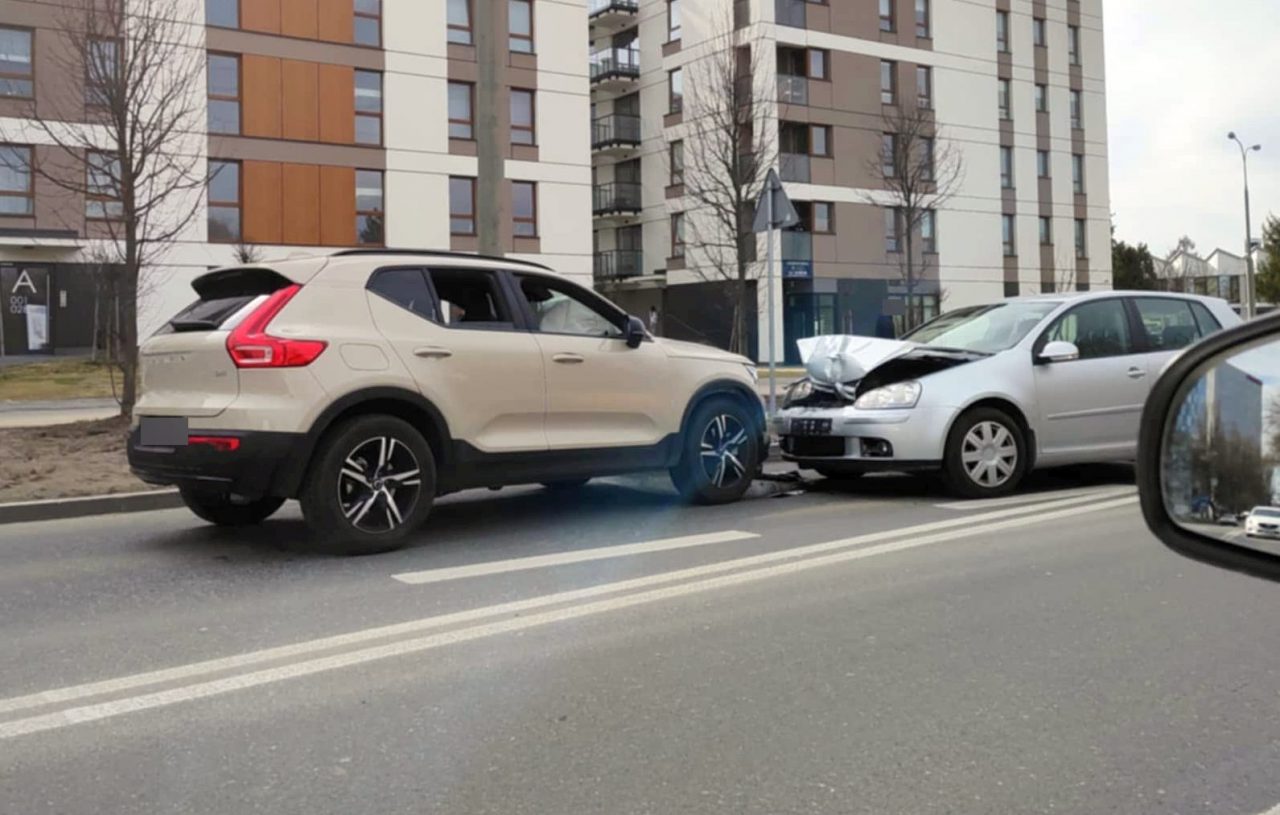 Zjechał nagle na przeciwległy pas jezdni. Doprowadził do zderzenia z volkswagenem (foto)