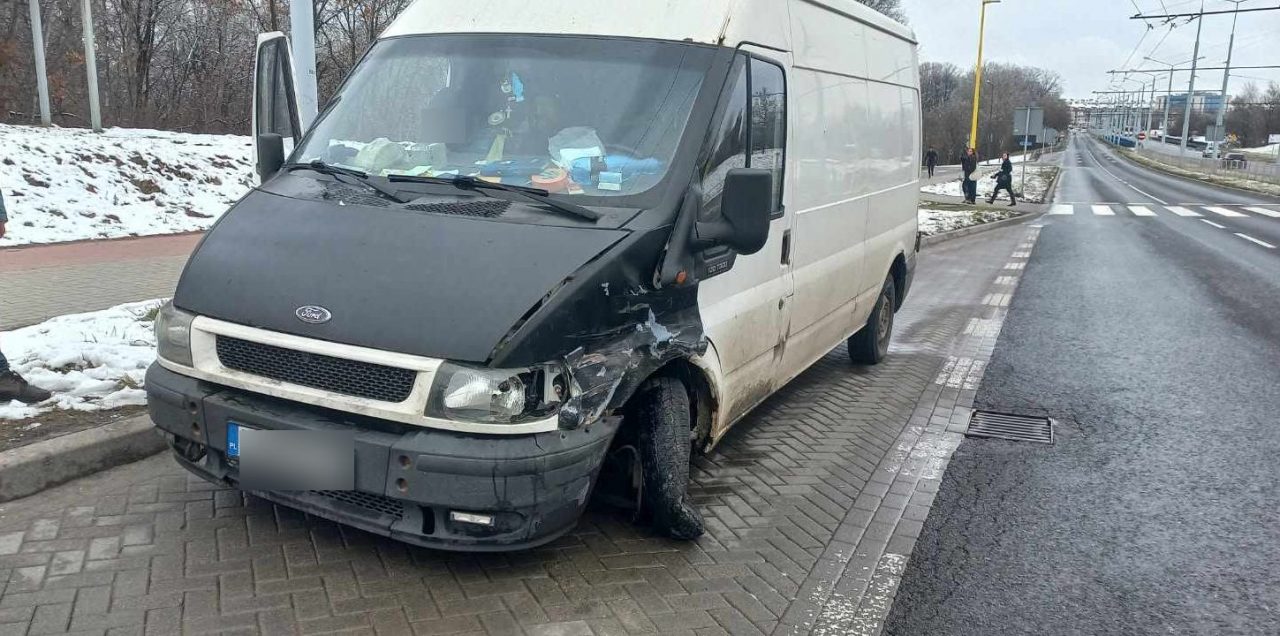 Ona się zatrzymała, on już nie dał rady. Zderzenie dwóch aut przed przejściem dla pieszych (zdjęcia)