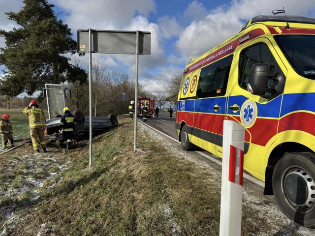 Straciła panowanie nad pojazdem. BMW wpadło w poślizg i dachowało w rowie (zdjęcia)