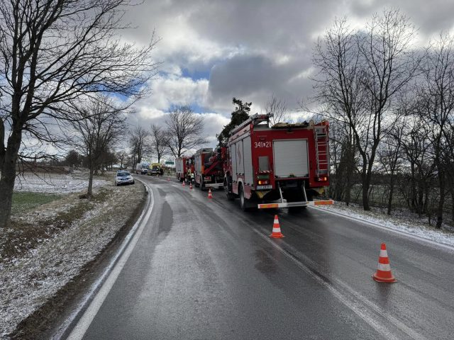 Straciła panowanie nad pojazdem. BMW wpadło w poślizg i dachowało w rowie (zdjęcia)