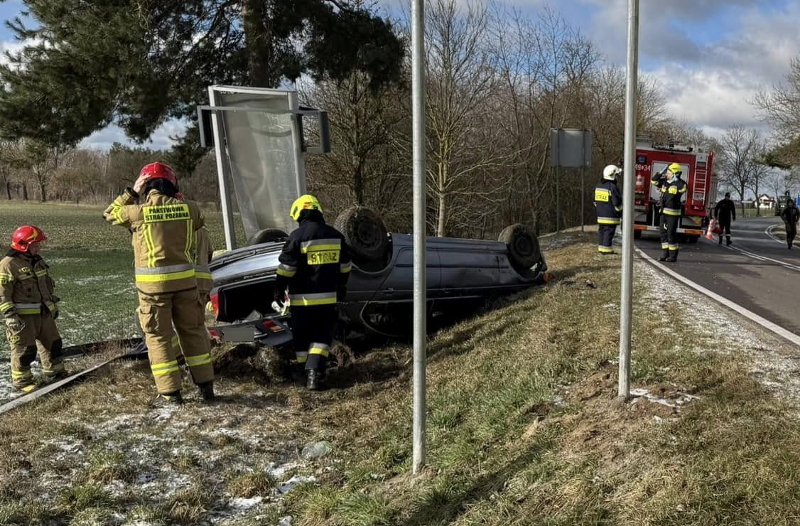 Straciła panowanie nad pojazdem. BMW wpadło w poślizg i dachowało w rowie (zdjęcia)