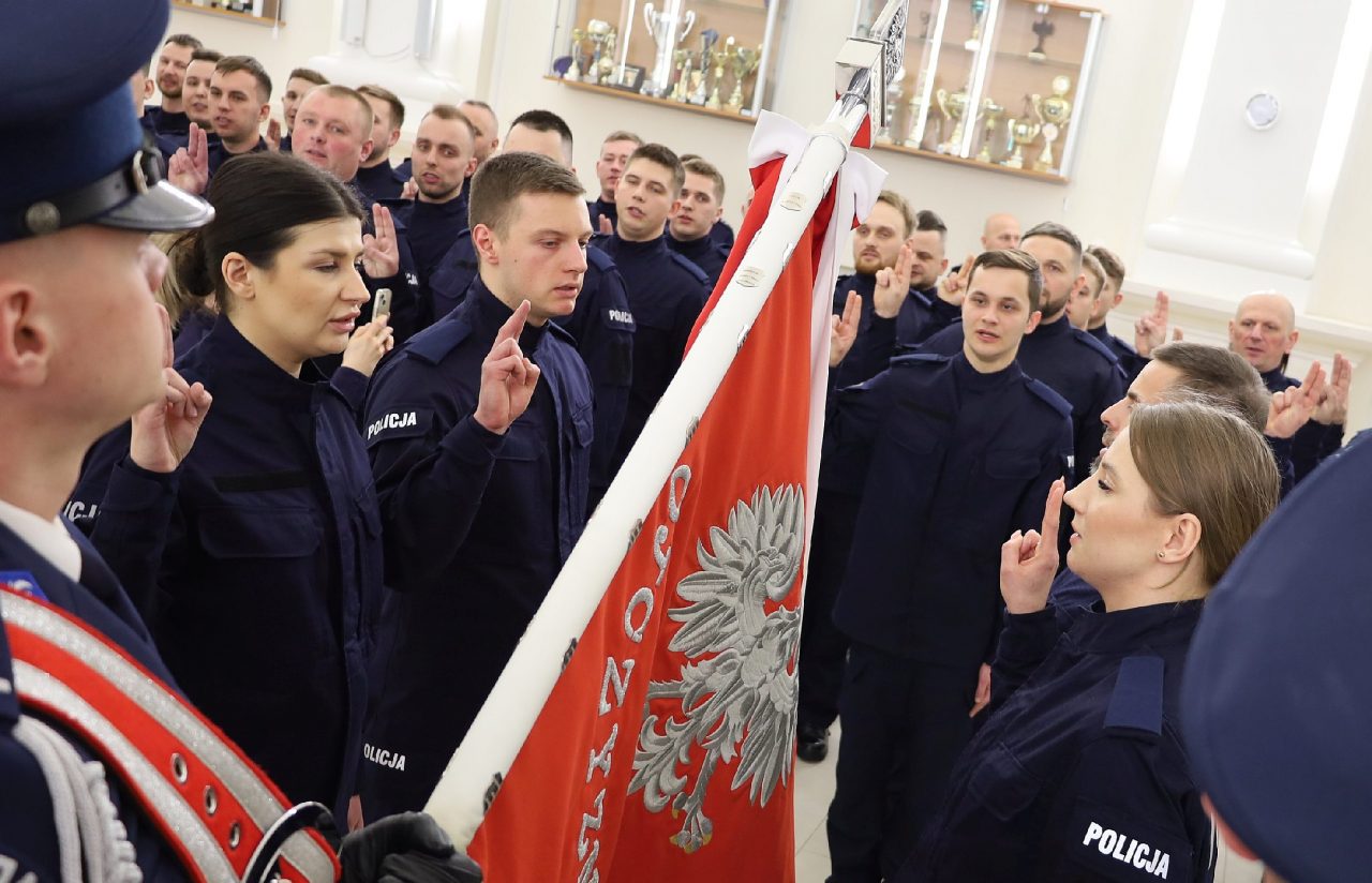 Szeregi lubelskiej policji zasiliło 54 nowych funkcjonariuszy. Dziś ślubowali służyć wiernie Narodowi (zdjęcia)