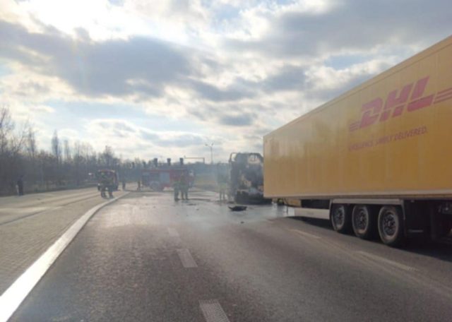 Pożar ciągnika siodłowego na drodze S12. Trwa akcja gaśnicza, są utrudnienia w ruchu (zdjęcia)