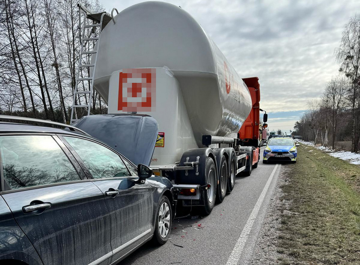 Najpierw ją popędzał klaksonem, potem zajechał jej drogę i doprowadził do kolizji (zdjęcia)