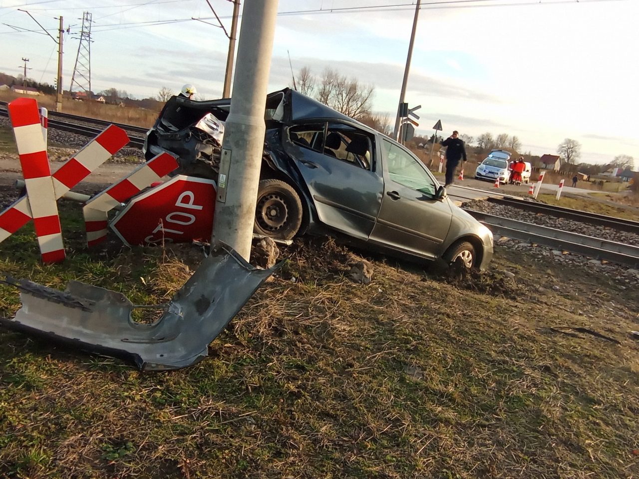 Co trzeci wypadek na kolei powoduje kierowca samochodu. Wciąż za mało skrzyżowań bezkolizyjnych (wideo)