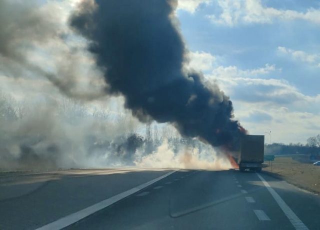 Pożar ciągnika siodłowego na drodze S12. Trwa akcja gaśnicza, są utrudnienia w ruchu (zdjęcia)