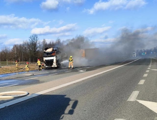 Pożar ciągnika siodłowego na drodze S12. Trwa akcja gaśnicza, są utrudnienia w ruchu (zdjęcia)