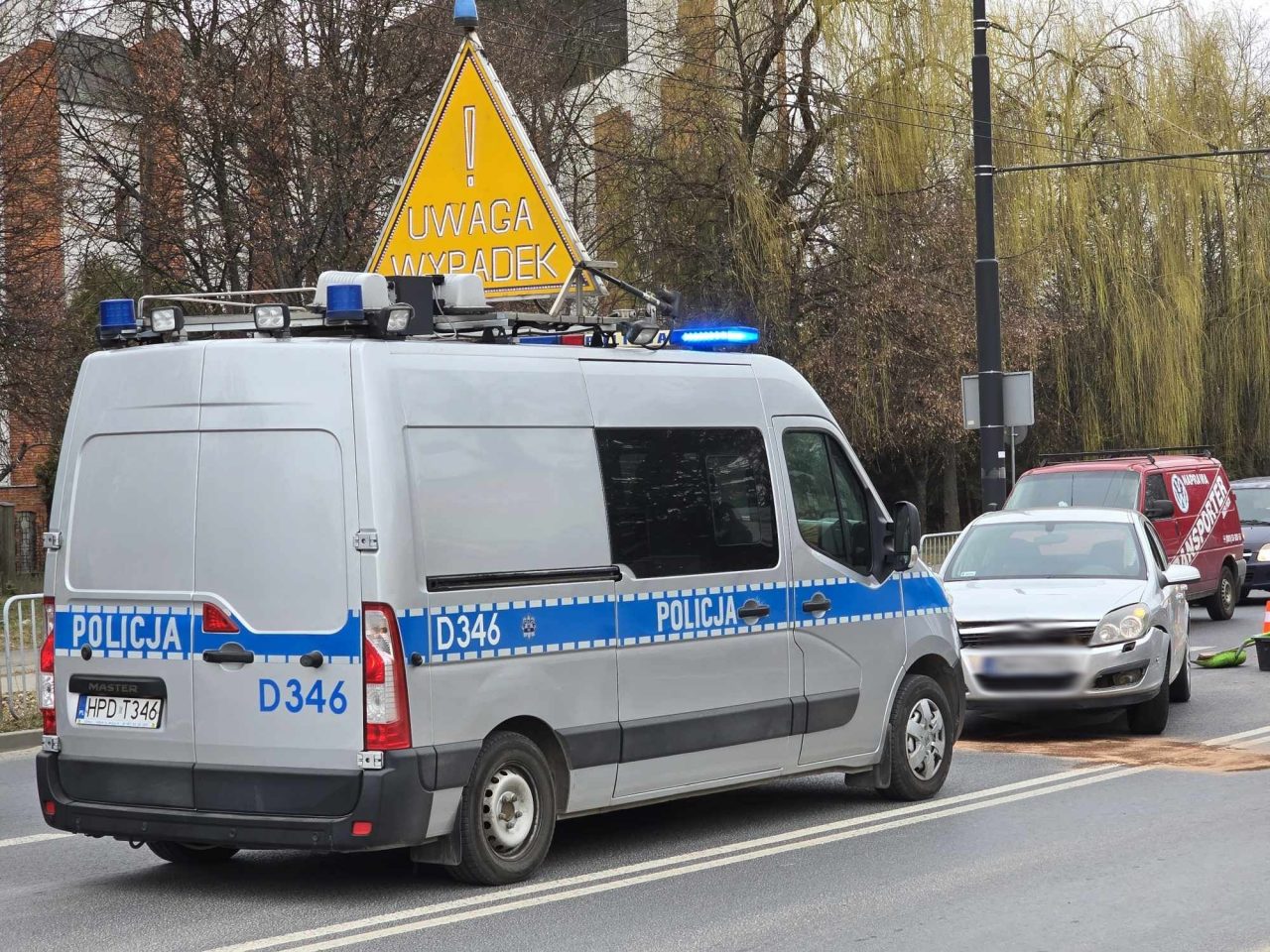 Kolizja przy zmianie pasa ruchu. Są utrudnienia z przejazdem na ul. Diamentowej (zdjęcia)