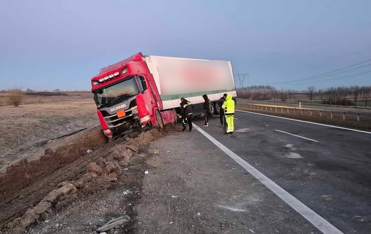 Ciężarówka wyciągnięta z rowu, zakończyły się utrudnienia w ruchu na drodze ekspresowej S12\S17 (zdjęcia)