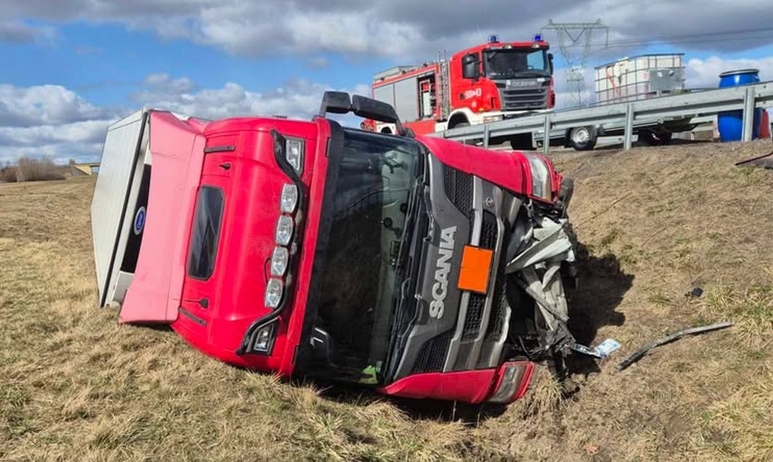 Mandat dla kierowcy ciężarówki. Wkrótce na S12\S17 rozpocznie się akcja wyciągania pojazdu z rowu (zdjęcia)