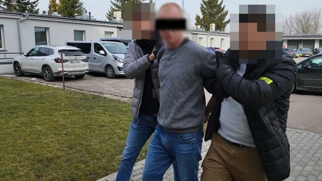 Dynamiczna akcja policjantów na drodze ekspresowej. Zatrzymano trzech poszukiwanych mężczyzn (wideo, zdjęcia)