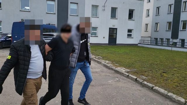 Dynamiczna akcja policjantów na drodze ekspresowej. Zatrzymano trzech poszukiwanych mężczyzn (wideo, zdjęcia)