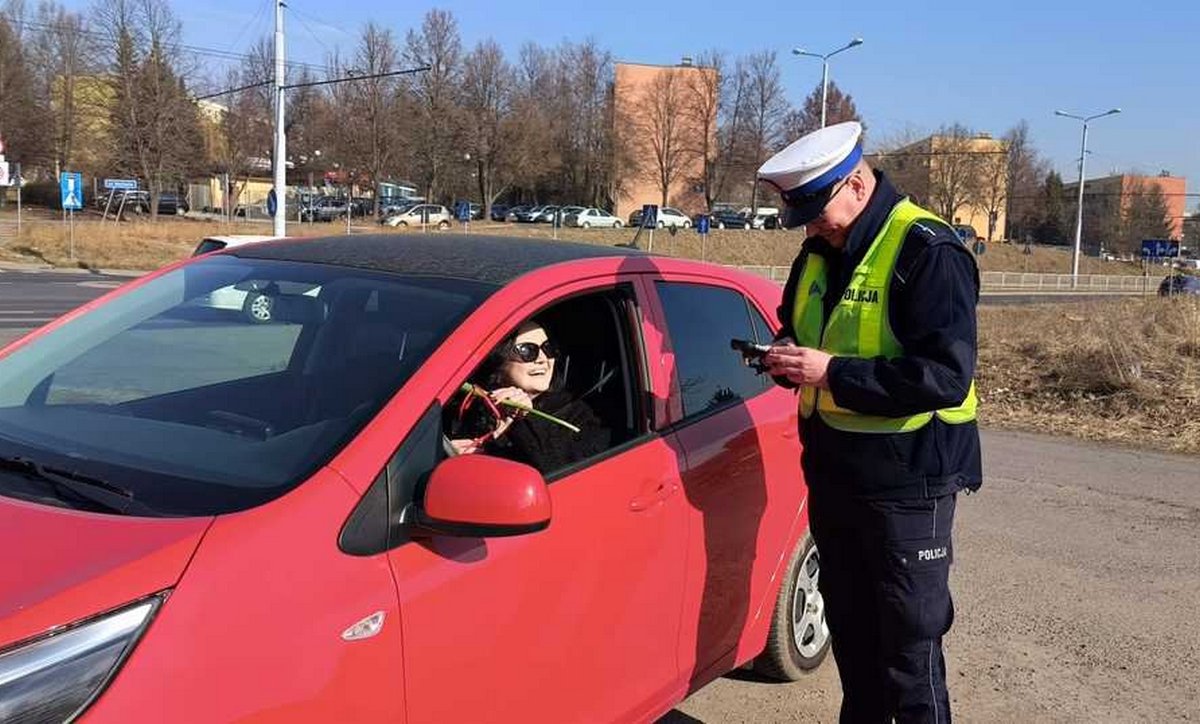 Zamiast mandatów były kwiaty i życzenia od policjantów (zdjęcia)