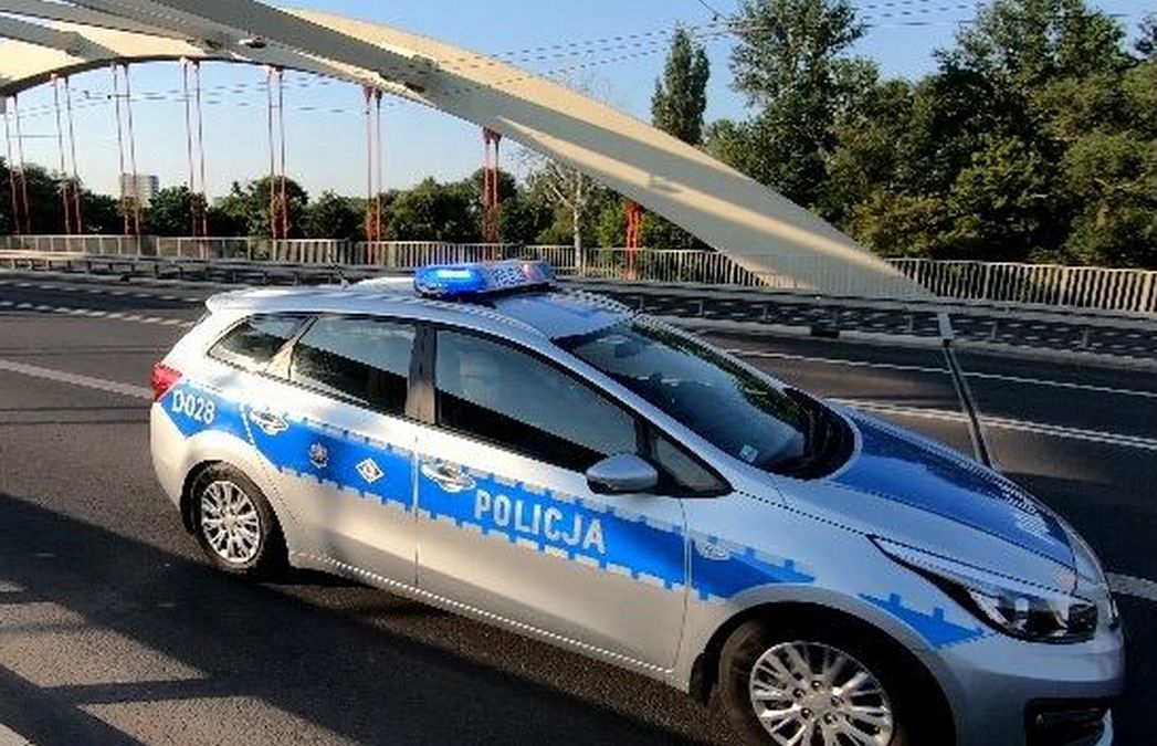 Dramatyczna akcja ratunkowa na moście w Lublinie. W drodze do komendy policjanci uratowali mężczyznę