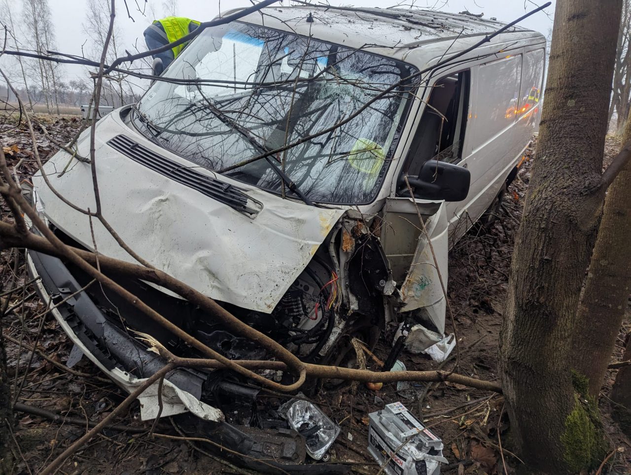 Volkswagen w rowie, zakrwawiony mężczyzna uciekał pieszo. Twierdzi, że to nie on kierował (zdjęcia)