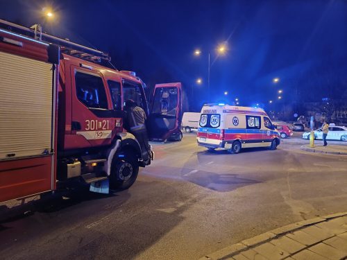 Skręcała w lewo, nie zauważyła nadjeżdżającego mercedesa. Doprowadziła do wypadku (zdjęcia)