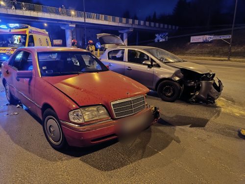 Skręcała w lewo, nie zauważyła nadjeżdżającego mercedesa. Doprowadziła do wypadku (zdjęcia)