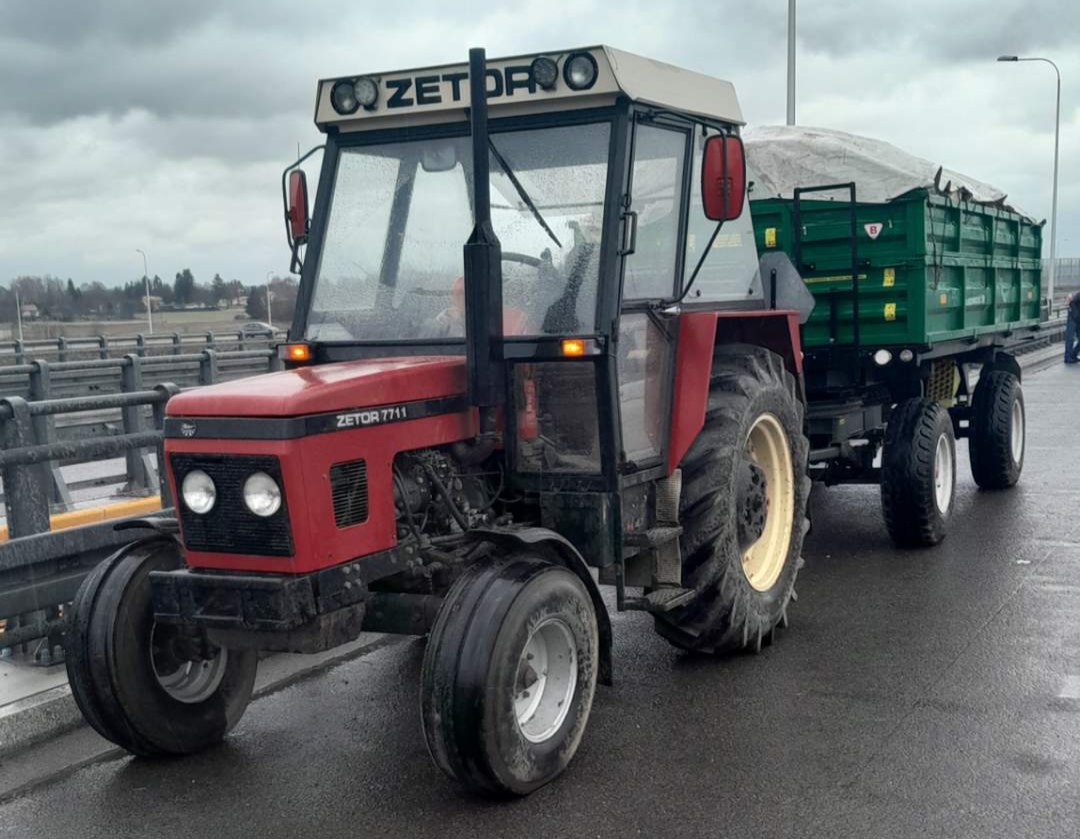 Kierowcy nie wierzyli w to co widzą. Drogą ekspresową jechał traktor z przyczepą (zdjęcia)