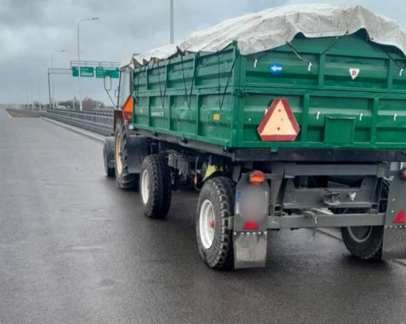 Kierowcy nie wierzyli w to co widzą. Drogą ekspresową jechał traktor z przyczepą (zdjęcia)