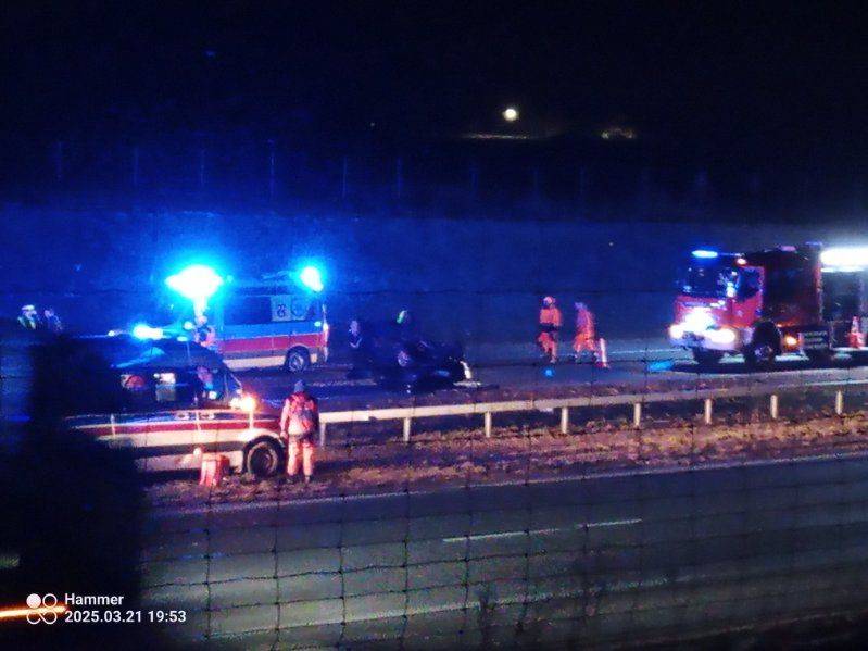 Dachowanie na ekspresówce. Trwa akcja służb ratunkowych, na miejsce leci śmigłowiec LPR (zdjęcia)