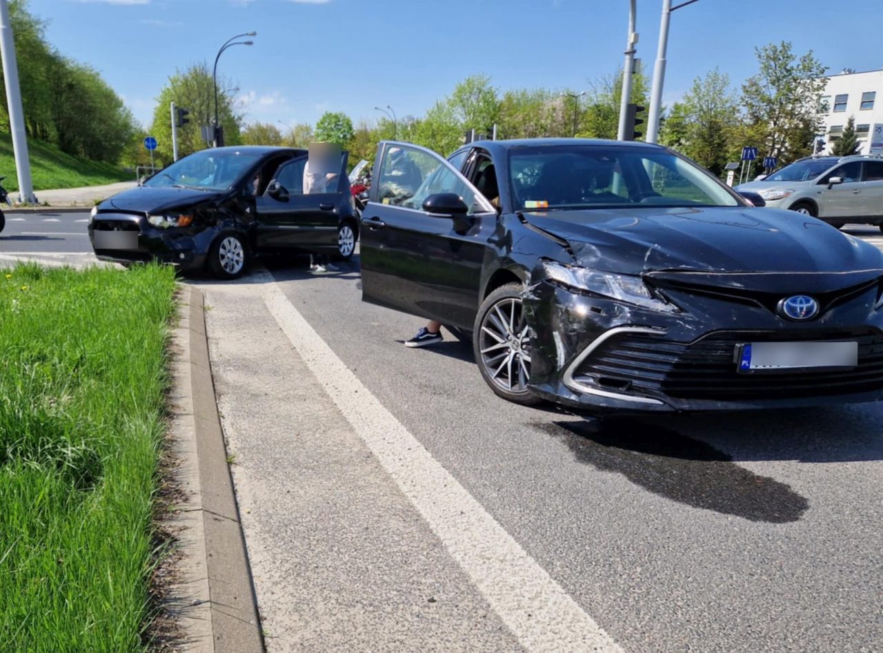 Zjeżdżała z ronda, nie zwróciła jednak uwagi na czerwone światło. Doprowadziła do zderzenia z mitsubishi (zdjęcia)