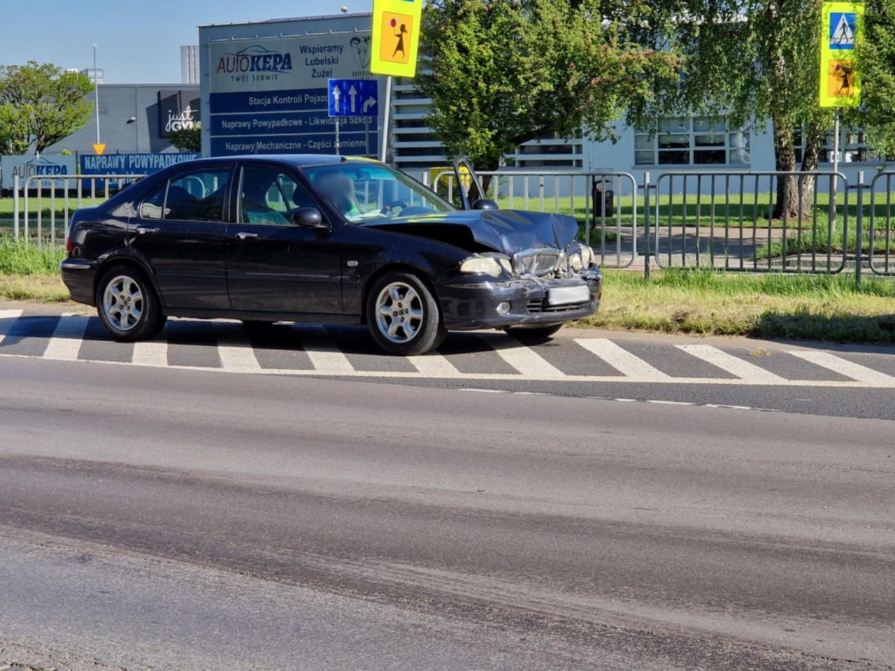 Poranne najechanie przed przejściem dla pieszych w Lublinie. Dwa auta rozbite (zdjęcia)